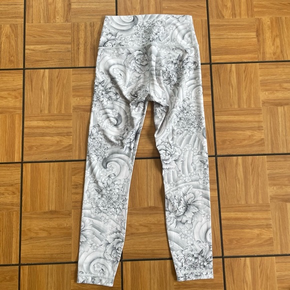 Lululemon floral leggings - Picture 2 of 5